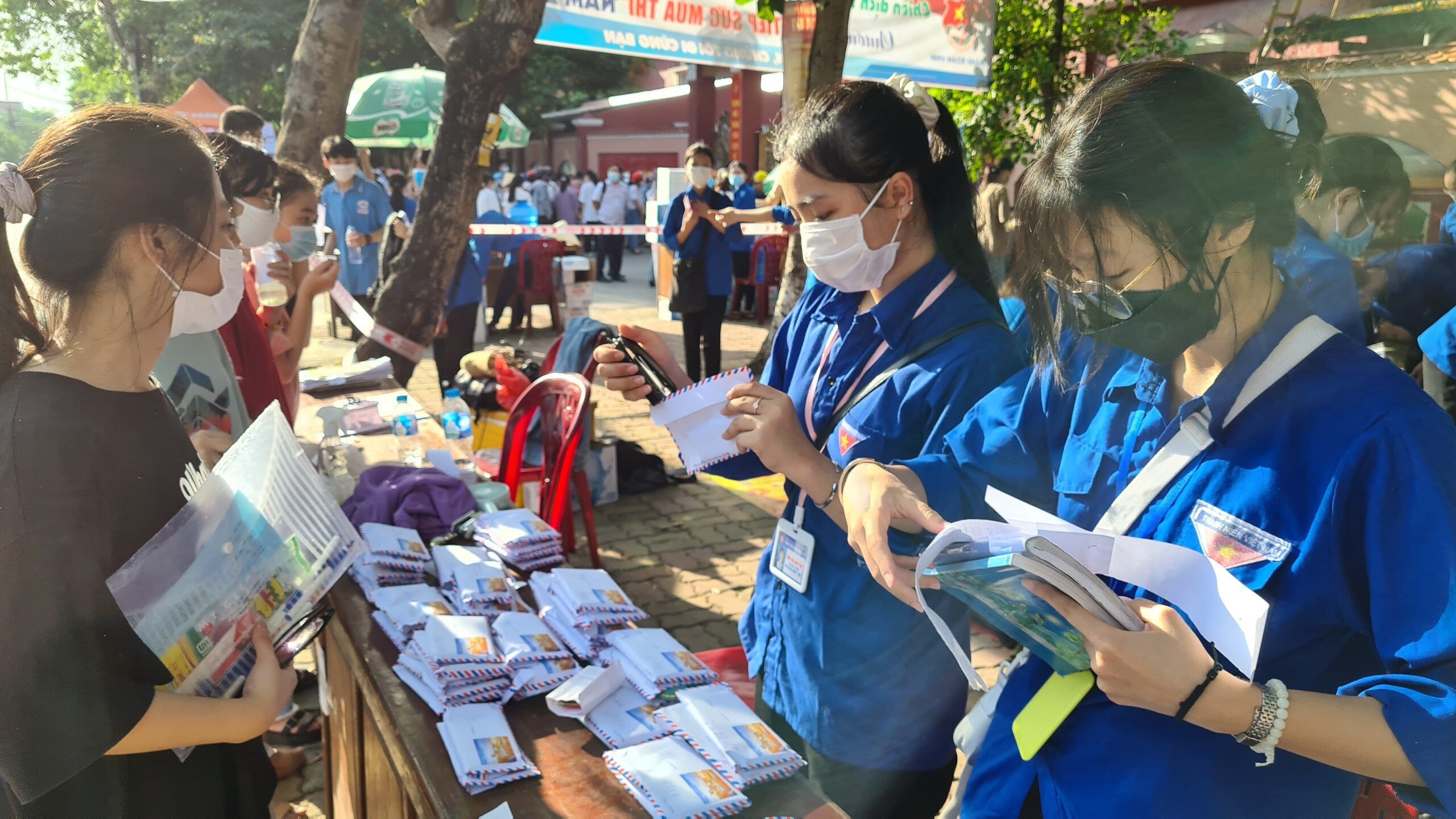 Các thí sinh khi đến trường thi đều đeo khẩu trang, đo thân nhiệt, rửa tay sát khuẩn.