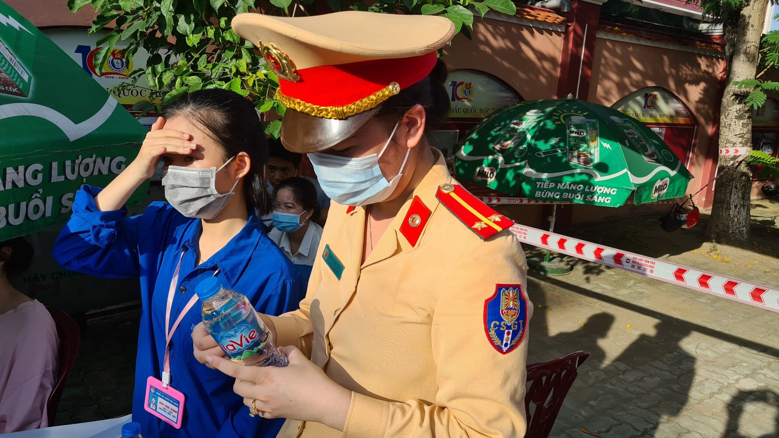 Trung úy Dương Thị Thảo cho biết: Chúng tôi có mặt ở đây từ lúc 6h. Đã có hàng trăm chai nước được phát miễn phí cho các thí sinh.