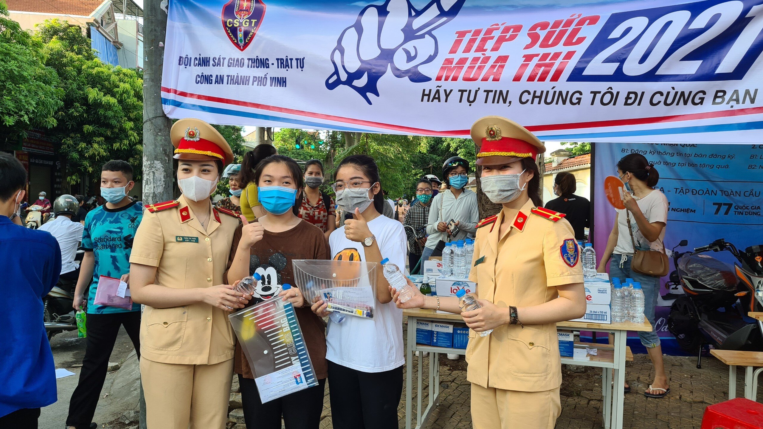 Các thí sinh rất vui vẻ, phấn chấn.