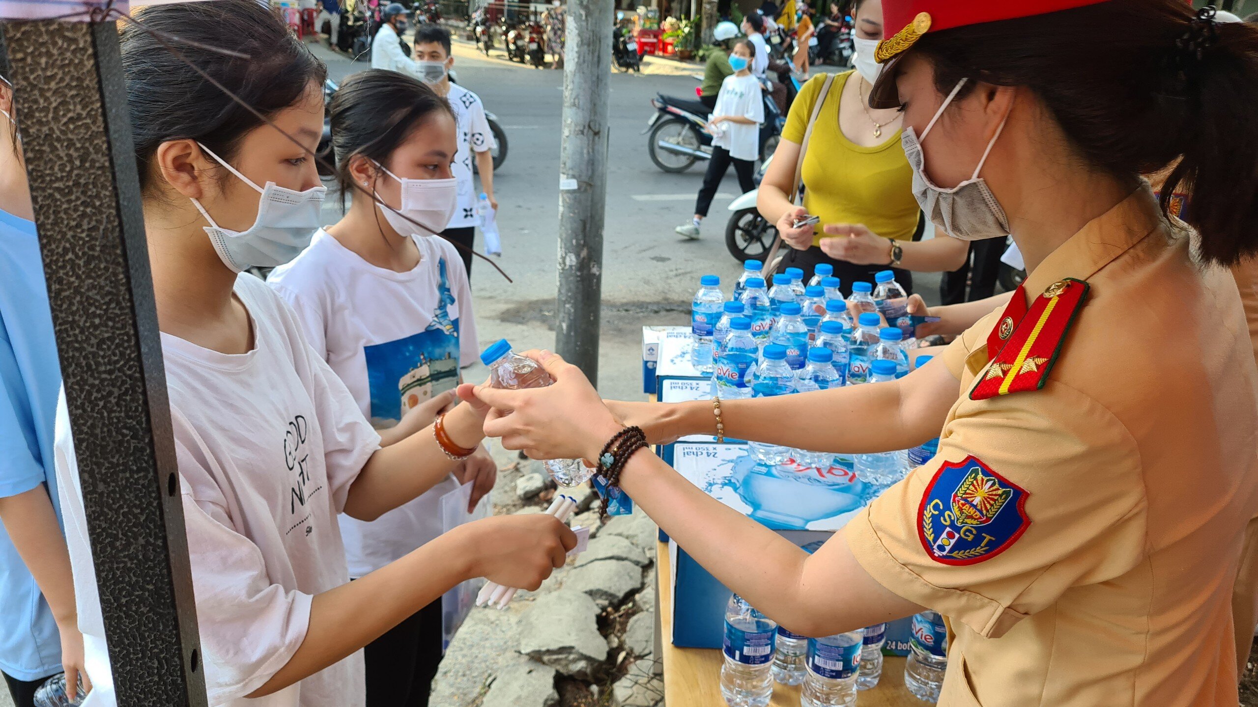 Những chai nước khoáng sẽ được bóc mác để các thí sinh có thể mang vào sử dụng trong quá trình làm bài, vừa giải khát vừa bù nước trong ngày nắng nóng