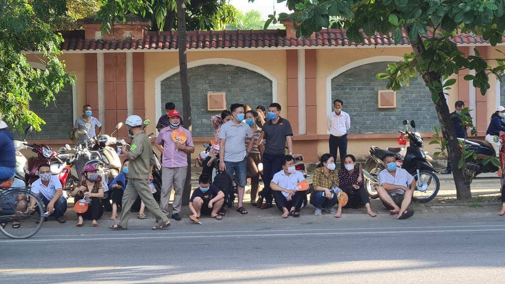 Sau khi các sĩ tử vào phòng thi, nhiều phụ huynh vẫn nán lại chờ bên ngoài mong con làm bài tốt.