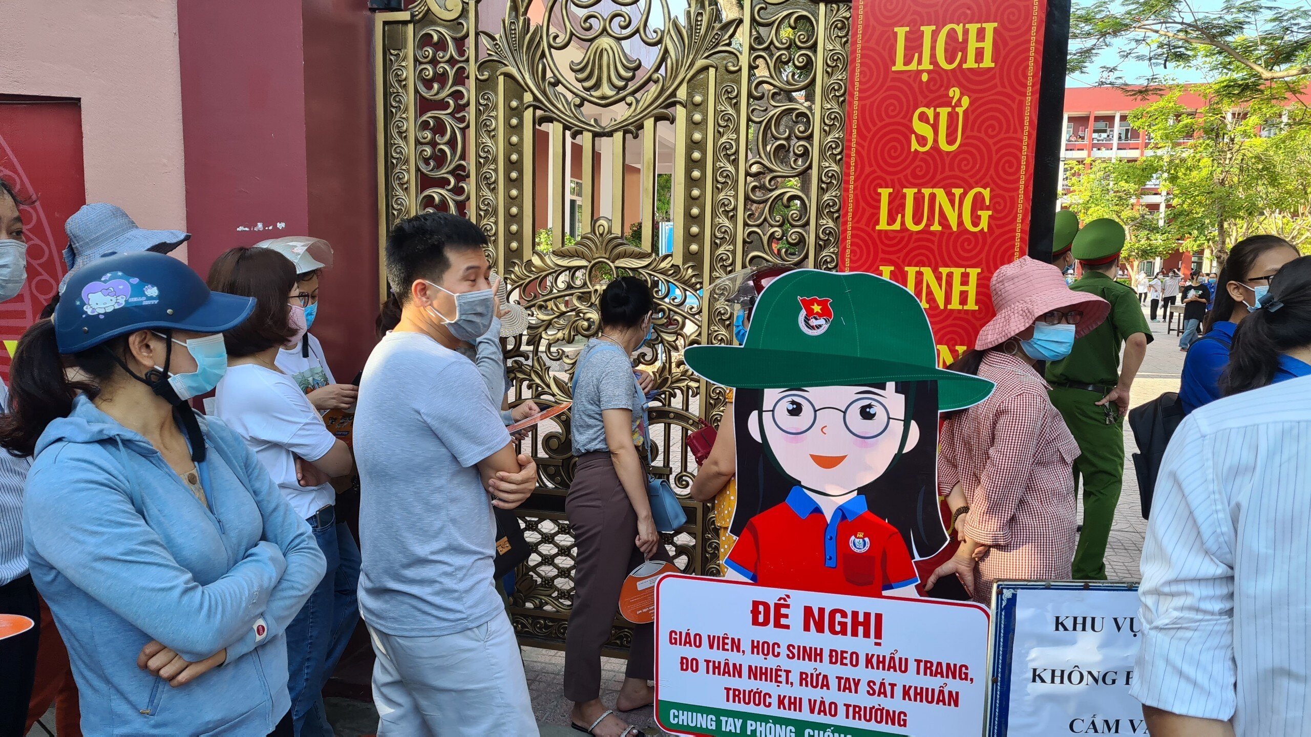 Công tác phòng dịch và các biển tuyên truyền phòng dịch được đặt ở những nơi dễ nhìn thấy ở các điểm thi.
