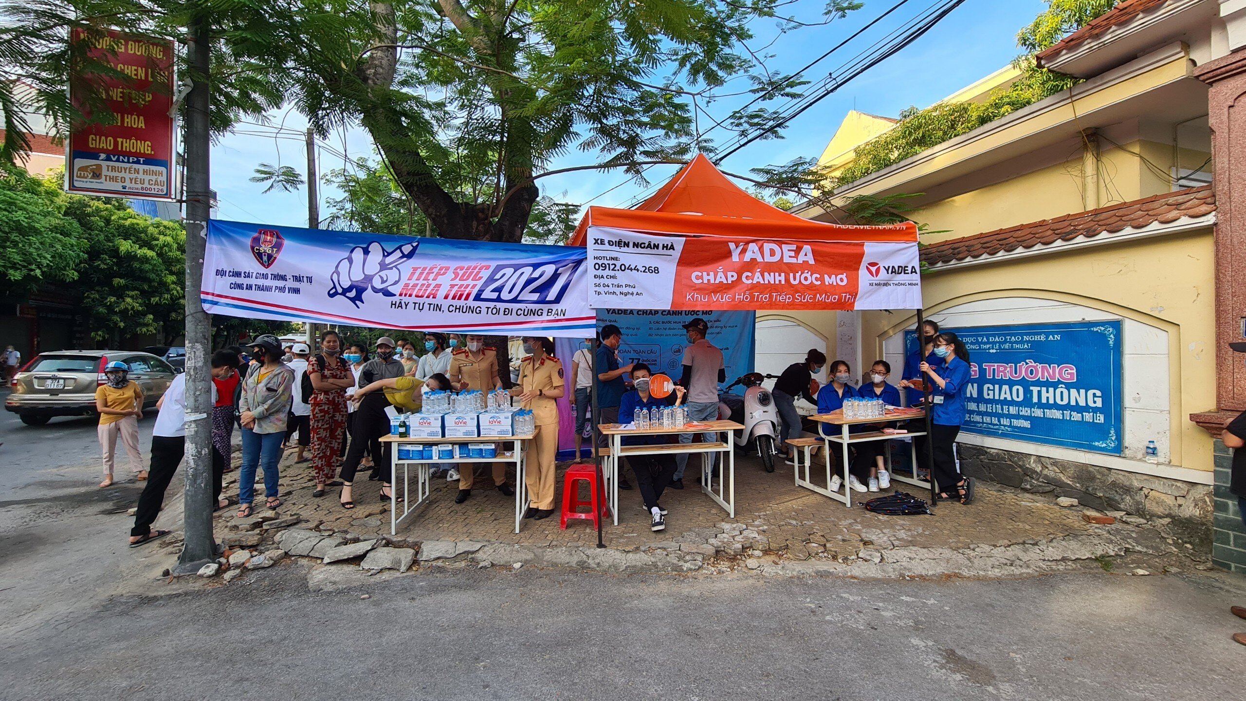 Tình nguyện viên hỗ trợ thí sinh gửi đồ dùng cá nhân, điện thoại, hướng dẫn thủ tục...