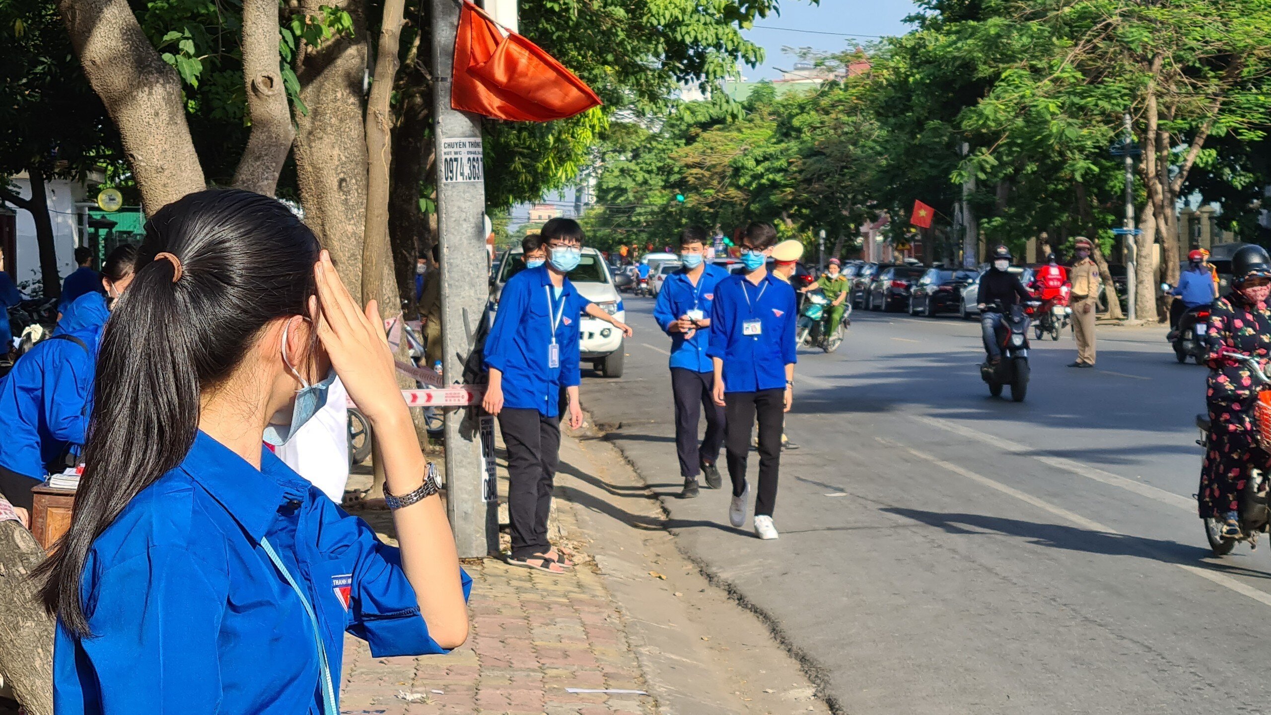 Nhiệt độ ngoài trời lúc đầu giờ sáng cũng vào khoảng 35 độ.