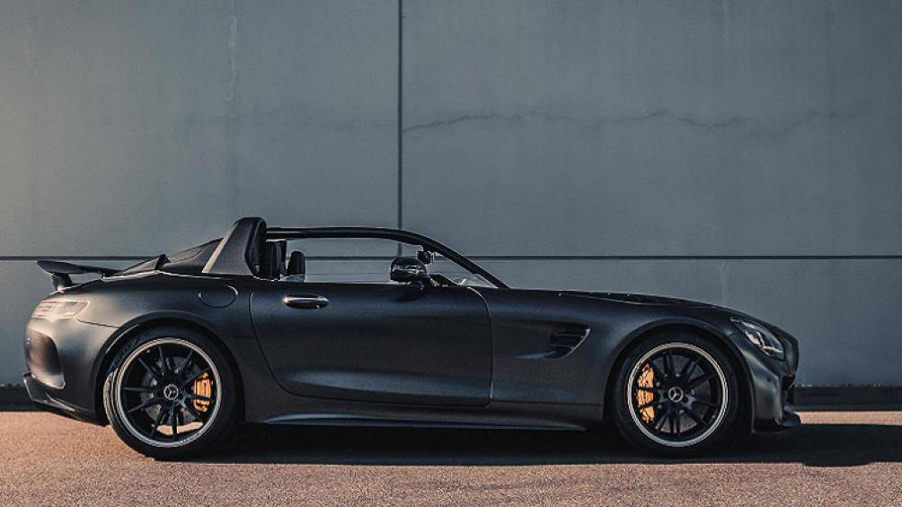 Kích thước tổng thể AMG GT R SpeedLegend không thay đổi. Xe vẫn có cánh gió nhưng phần mui và kính chắn gió nguyên bản đã được lược bỏ