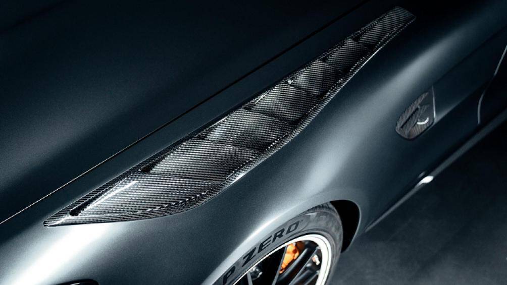 Thay vào đó là một khung chịu lực (speedbow) làm bằng sợi carbon nằm chính giữa khoang lái và nối với thanh chống lật phía sau 2 ghế