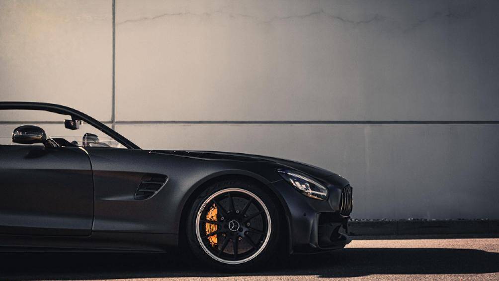 Do đã bỏ mui nên thanh chống lật đã được thiết kế lại hoàn toàn. Mặt dưới khung chịu lực nhà thiết kế đã đặt một dải đèn LED nhằm tạo điểm nhấn