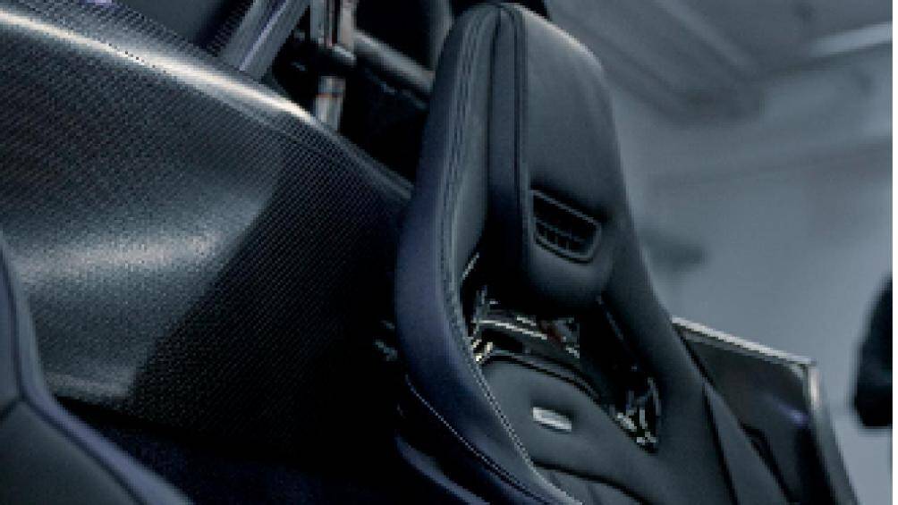 Ngoài kiểu dáng độc đáo, khách mua có thể lựa chọn các đường nét hoa văn hình chữ Y ở ghế ngồi cùng bất cứ màu sắc ưa thích nào