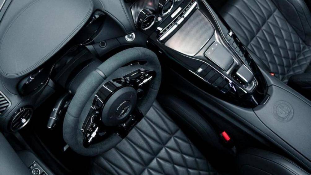 Một số bộ phận khác ở GT R SpeedLegend cũng được đặt làm riêng như tấm hút gió làm bằng sợi carbon ở hốc bánh trước, ngoại hình xe được sơn đen mờ