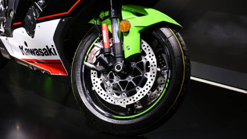 Kawasaki Ninja ZX-10R 2021 được trang bị động cơ 4 xi lanh, dung tích 998cc, làm mát bằng nước, cho công suất tối đa 200 mã lực