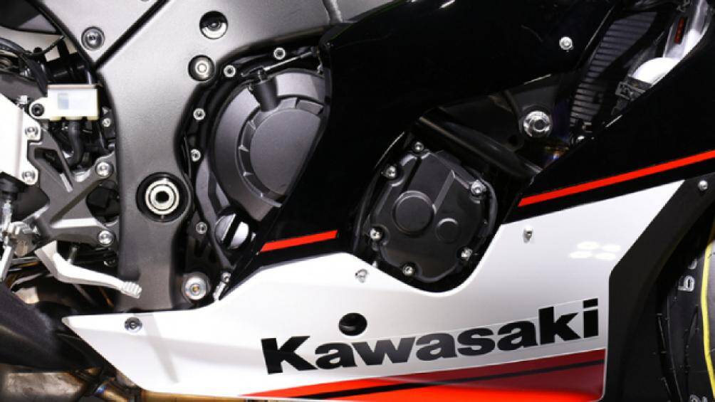 Với việc gắn cánh gió cố định vào yếm quây, Kawasaki Ninja ZX-10R đã thay đổi đáng kể tính năng khí động học
