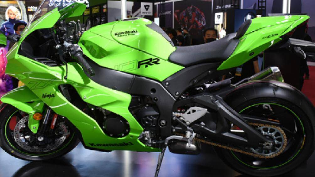 So với bản ZX-10R, thì bản RR có các thanh kết nối bằng hợp kim titan nhẹ nhơn, công suất mạnh hơn...