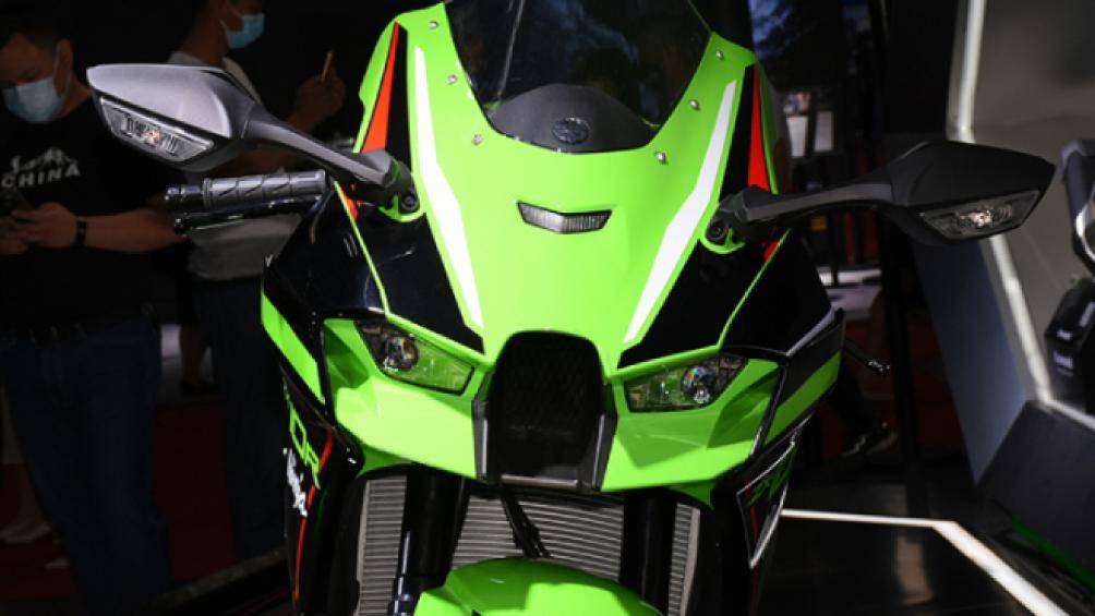 Ngoài ra, mẫu siêu xe mới này còn trang bị hệ thống chiếu sáng hoàn toàn bằng bóng LED, giúp cho cỗ máy này trở nên tiên tiến hơn hẳn