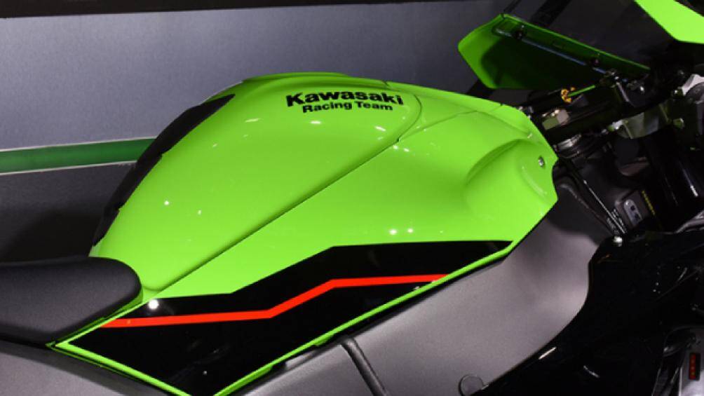 Dung tích bình xăng lên tới 17 lít, yên ngồi với chiều cao 835 mm