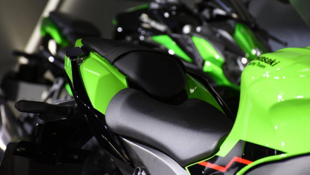 Ống xả có kích thước lớn hơn, góc nghiêng cao, tạo nên khí chất thể thao. Giá treo biển số được tích hợp vào phía cuối của tấm chắn bùn sau