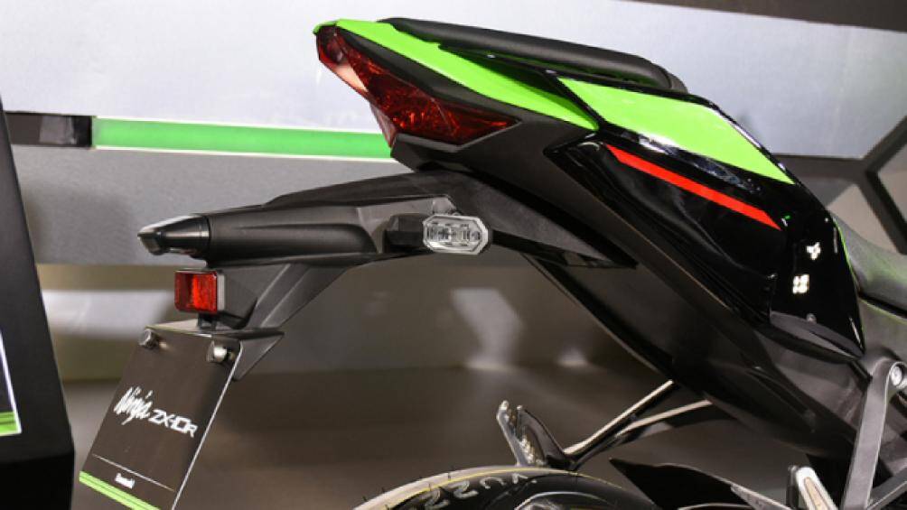 Kawasaki Ninja ZX-10R sử dụng đồng hồ LCD màn hình màu TFT cỡ 4.3-inch, có tính năng kết nối điện thoại