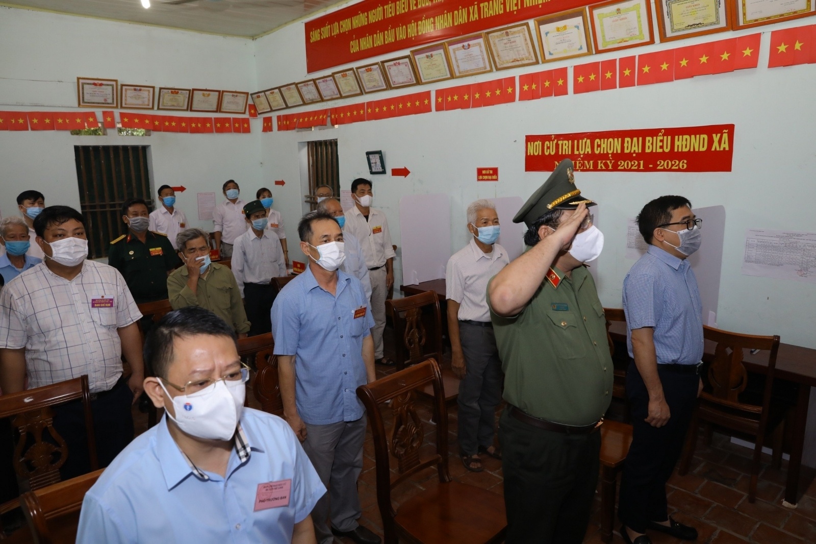 Tới dự buổi bầu cử lại tại xã Tráng Việt có Trung tướng Nguyễn Hải Trung, Giám đốc Công an TP Hà Nội và ông Đỗ Đình Hồng, Bí thư huyện Mê Linh.