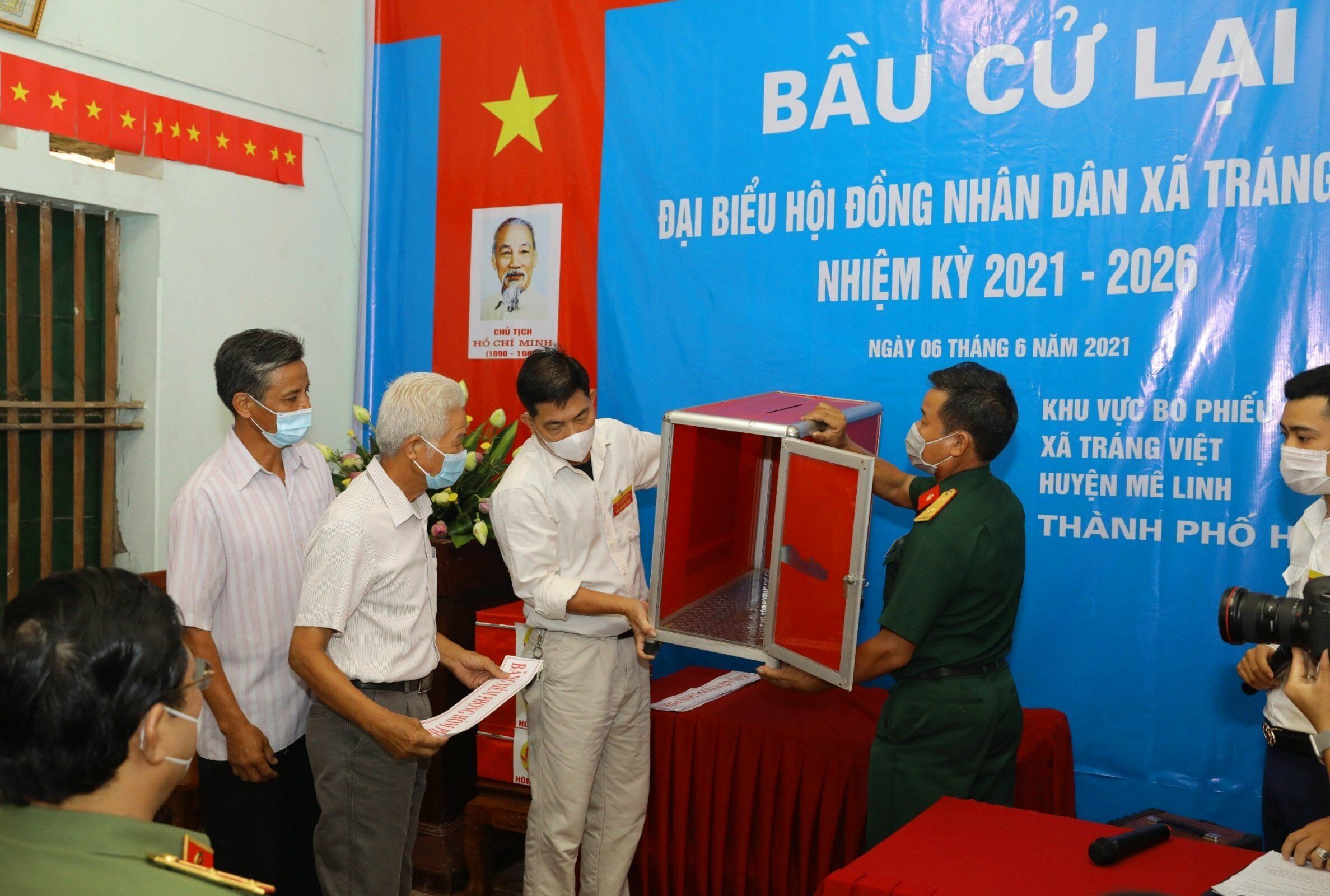 Sự kiện hi hữu này diễn ra khi Chủ tịch HĐND, Chủ tịch Ủy ban bầu cử xã Tráng Việt - ông Nguyễn Xuân Hùng lợi dụng chức vụ để đặt vấn đề với ông Nguyễn Hữu Hoàn (tổ trưởng Tổ bầu cử đơn vị số 4) lấy 75 phiếu về tự bầu. (Trong ảnh tổ bầu cử đang thực hiện kiểm tra hòm phiếu để đảm bảo đúng quy trình)
