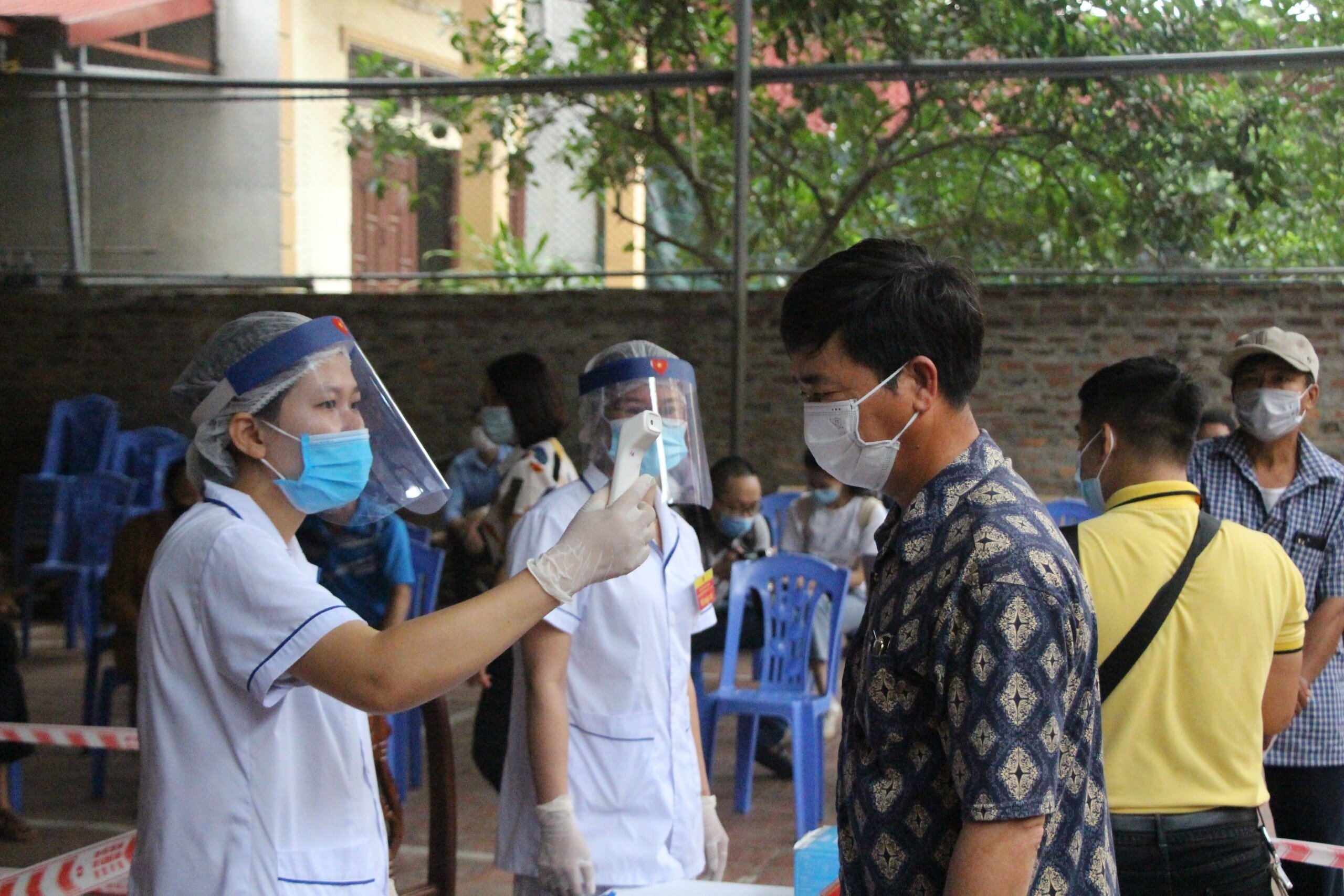 Mọi cử tri trước khi vào nơi bầu cử đều được đo thân nhiệt, yêu cầu đeo khẩu trang và sát khuẩn tay