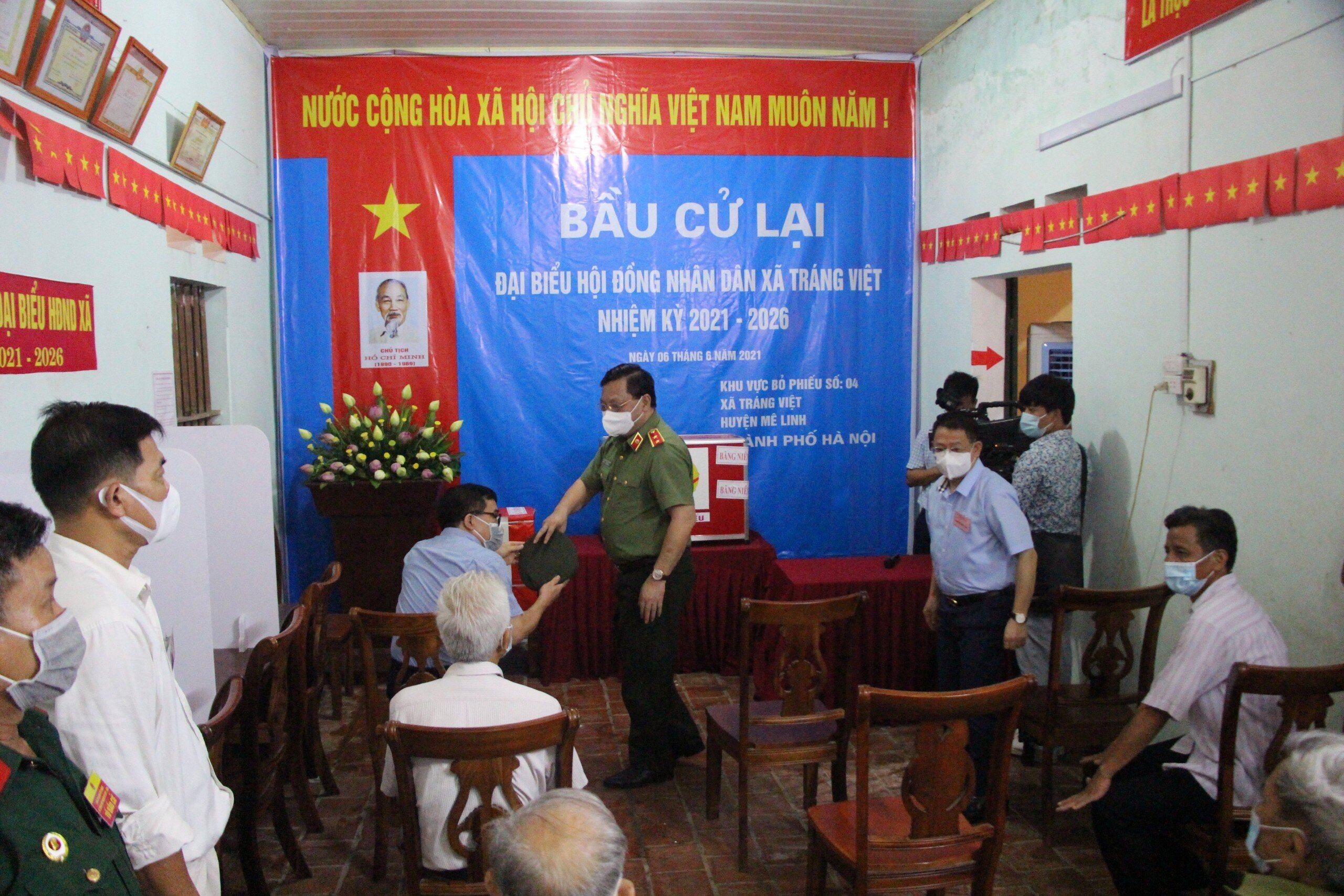 Trao đổi với PV Báo Giao thông, ông Lê Xuân Thành, Chủ tịch UBND xã Tráng Việt cho biết, công tác chuẩn bị bầu cử lại được chuẩn bị từ nhiều ngày trước, cùng với sự vận động của cơ quan chức năng nên tỷ lệ cử tri đi bầu cử là rất cao