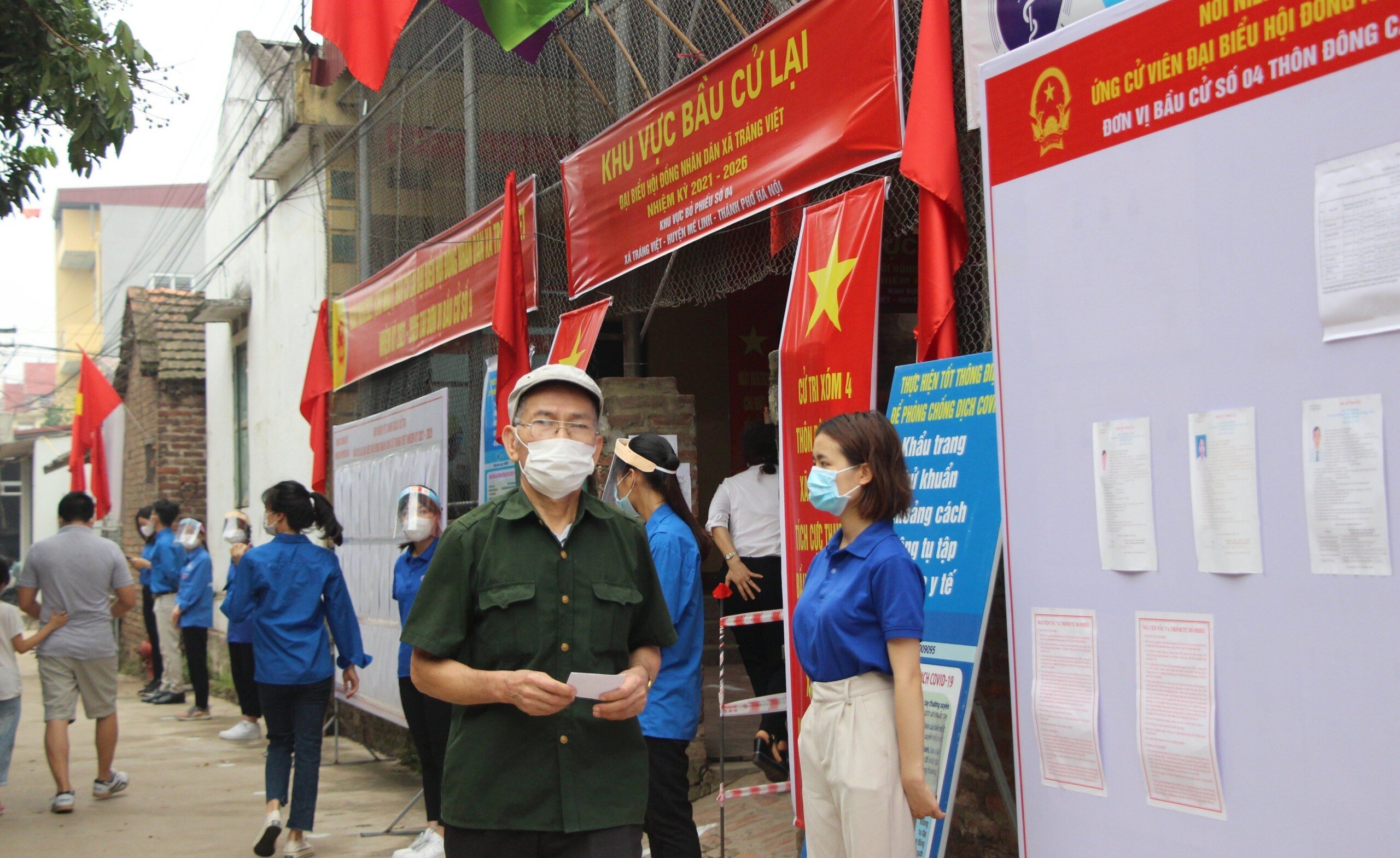 Sáng nay (6/6), nhiều cử tri tại xã Tráng Việt, huyện Mê Linh (TP Hà Nội) đã đi bầu cử lại HĐND tại đơn vị bầu cử số 4