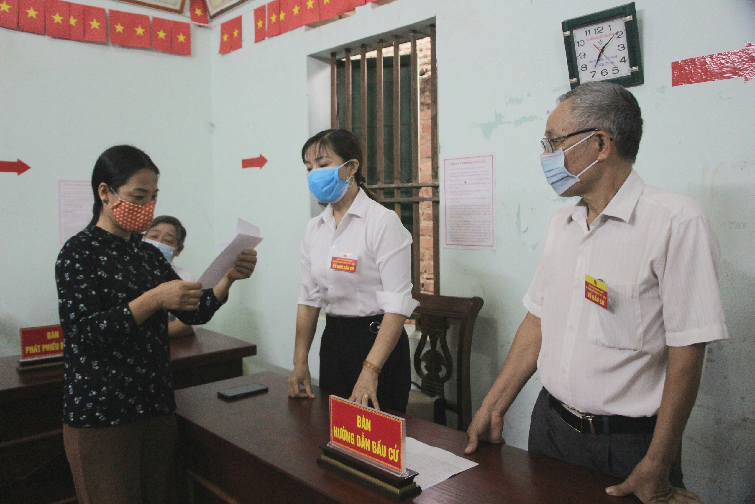 Từ sáng sớm đã có rất nhiều cử tri đến tổ bầu cử số 4 để thực hiện việc bầu cử lại