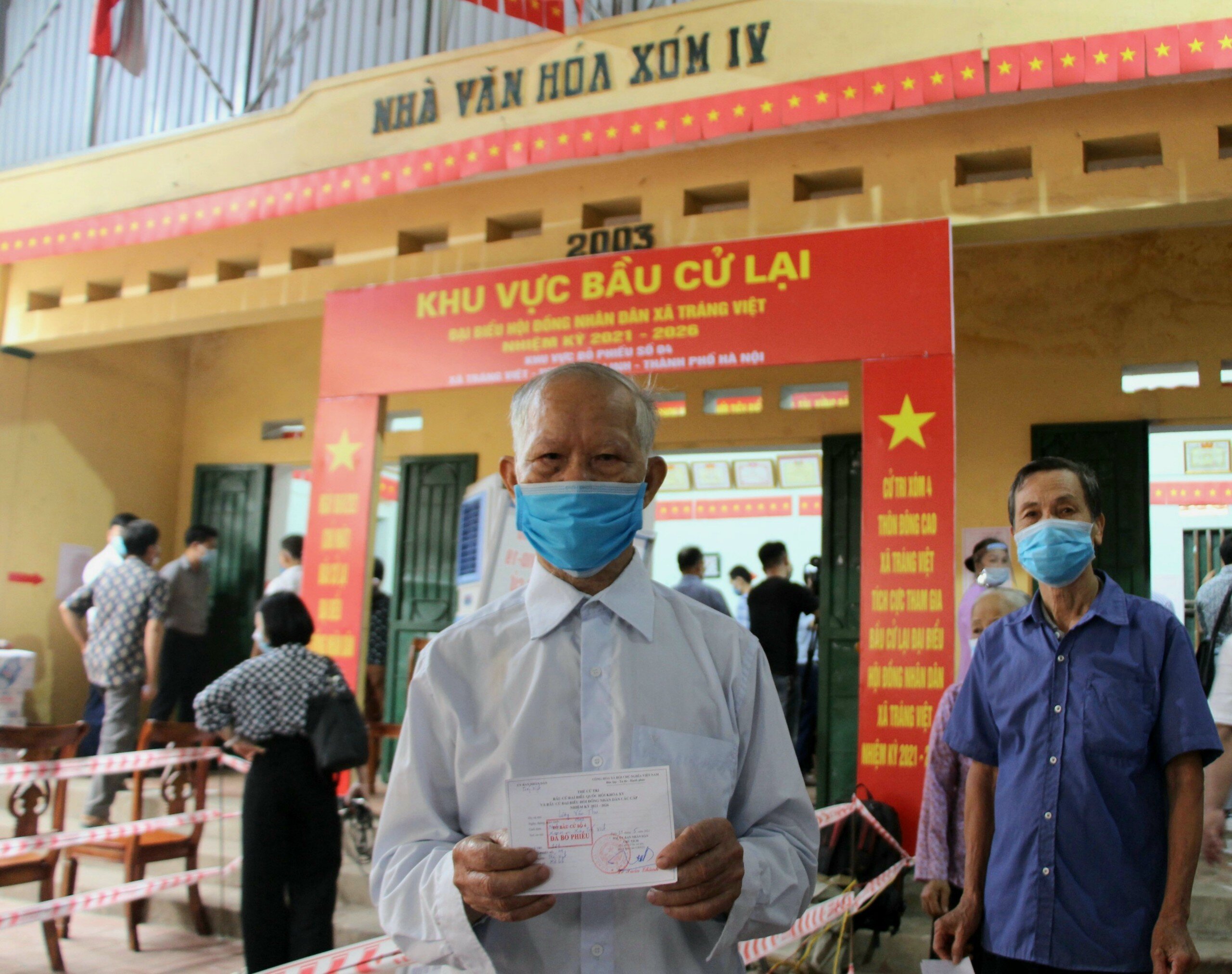 Cử tri Lương Văn Thu (82 tuổi) - người đến từ rất sớm điểm bầu cử chia sẻ: "Tôi rất tin tưởng vào công tác chuẩn bị bầu cử lại hôm nay. Tôi hy vọng kết quả sẽ minh bạch, đúng quy định để chọn ra người đủ đức đủ tài"