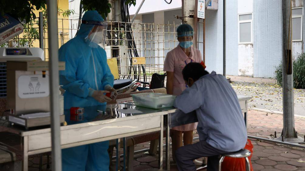 Qu&aacute; tr&igrave;nh x&eacute;t nghiệm truy vết những người li&ecirc;n quan đến bệnh nh&acirc;n N.T.H.N. được nhanh ch&oacute;ng triển khai.