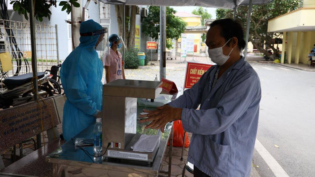 Trước khi v&agrave;o lấy mẫu, người d&acirc;n phải khử khuẩn tay, đeo khẩu trang v&agrave; giữ khoảng c&aacute;ch theo đ&uacute;ng quy định của ph&ograve;ng chống dịch Covid-19