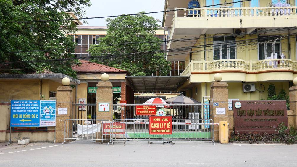 Song song với việc cơ quan chức năng phong toả khu ng&otilde; nơi bệnh nh&acirc;n sinh sống, Bệnh viện Bắc Thăng Long (Đ&ocirc;ng Anh, H&agrave; Nội) cũng đ&atilde; tạm thời phong tỏa bệnh viện, d&aacute;n th&ocirc;ng b&aacute;o dừng tiếp nhận bệnh nh&acirc;n đến kh&aacute;m v&agrave; điều trị v&igrave; c&oacute; li&ecirc;n quan đến ca mắc Covid-19 n&agrave;y.