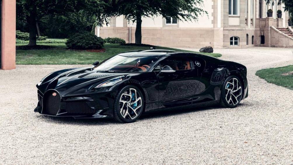 Mới đây, chiếc Bugatti La Voiture Noire độc nhất thế giới trị giá 18 triệu USD (khoảng 415 tỷ đồng) đã được bàn giao đến tay chủ nhân