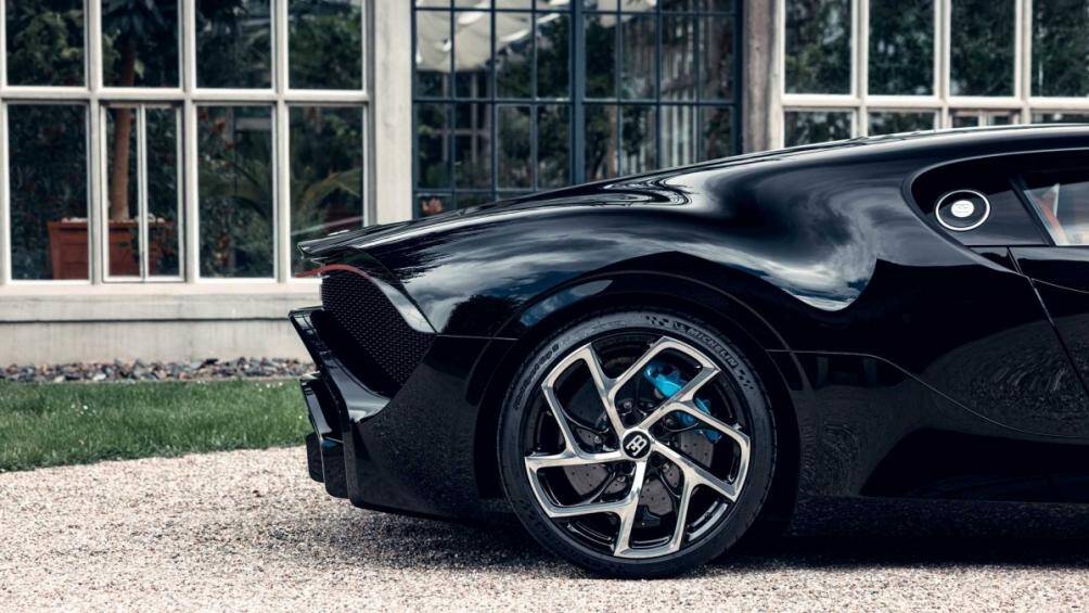 Khoang lái của La Voiture Noire có những nét tương đồng so với dòng xe Chiron, được bọc da màu nâu – Havana Brown và ốp sợi carbon
