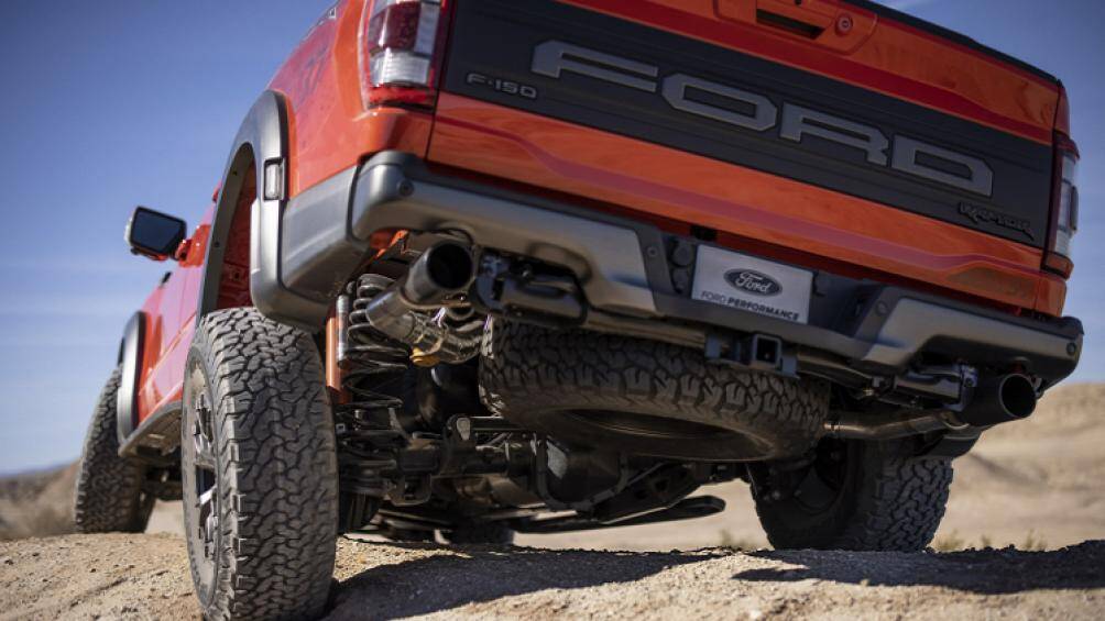 Hệ thống treo sau của F-150 Raptor 2021 được thiết kế lại hoàn toàn mới, sử dụng 5 liên kết, sử dụng một thanh Panhard và lò xo 24 inch