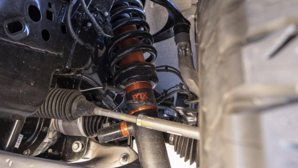 Mẫu xe bán tải này tiếp tục sử dụng giảm xóc của FOX được điều khiển điện tử, cùng với đó là công nghệ Live Valve hoàn toàn mới