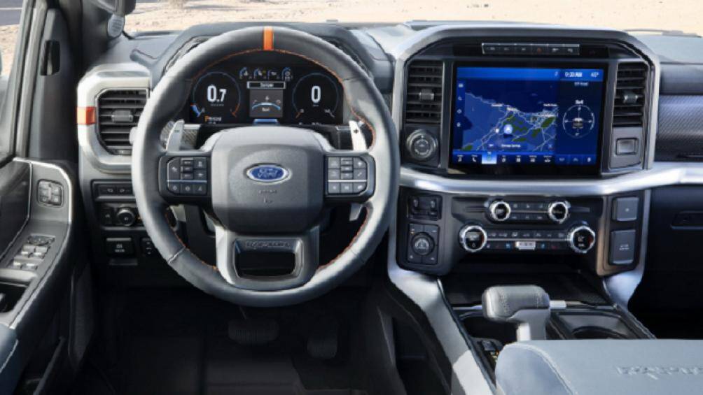 Các điểm nổi bật khác gồm: Vô lăng mới và các chi tiết trang trí bằng nhôm. F-150 raptor 2021 được trang bị hệ thống âm thanh Bang & Olufsen 18 loa