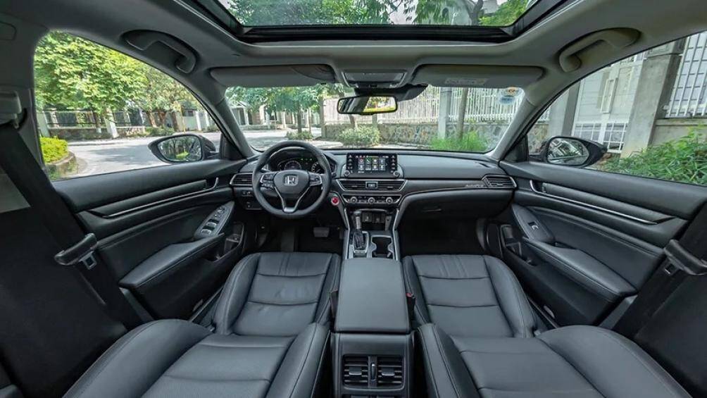 1. Honda Accord 2021 (giá khởi điểm: 24.770 USD, điểm nội thất: 8,1/10)