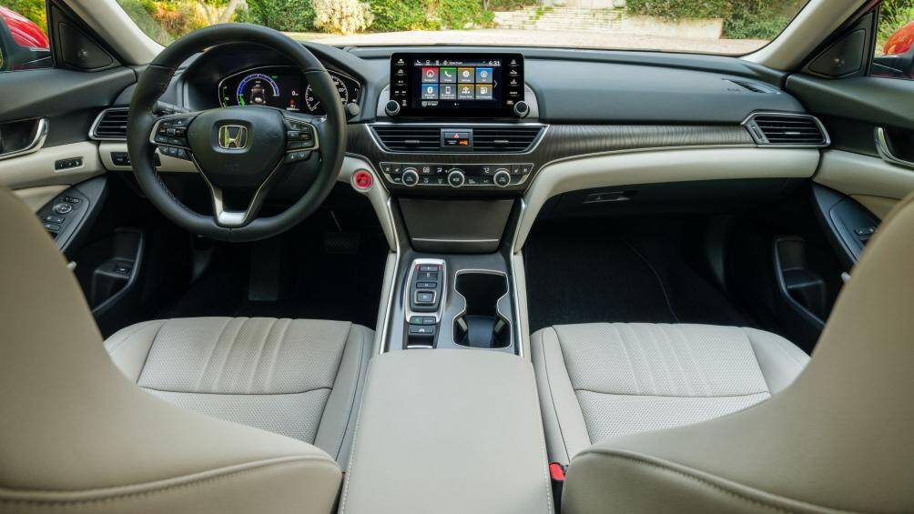 5. Honda Accord Hybrid 2021 (giá khởi điểm: 26.370 USD, điểm nội thất: 7,8/10)