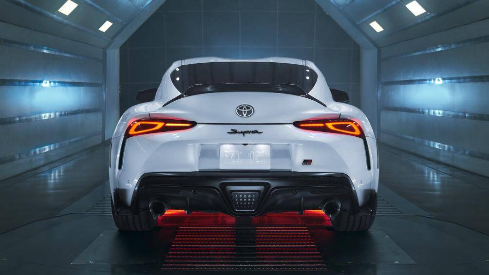 Phần nẹp hông được thiết kế với đuôi nẹp được tách ra dạng chữ Y giúp tăng hiệu quả khí động học