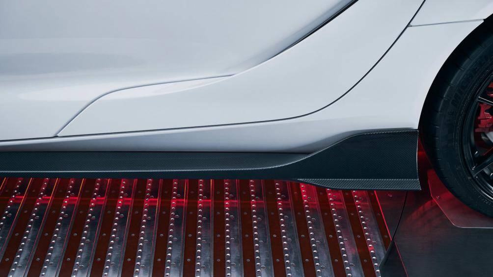 Chiếc xe thể thao hấp dẫn với bộ bodykit carbon được thiết kế vuốt lên ở hai đầu ốp vào cản xe