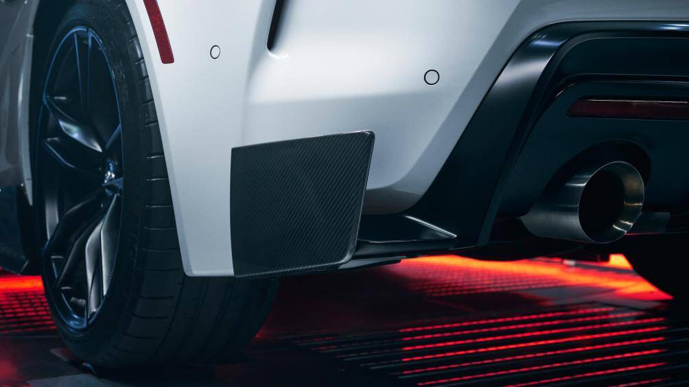 Khoang nội thất xe được bọc trỗn lẫn giữa hai tông màu đỏ, đen và được pha trộn giữa chất liệu da cao cấp và điểm xuyết da lộn Alcantara