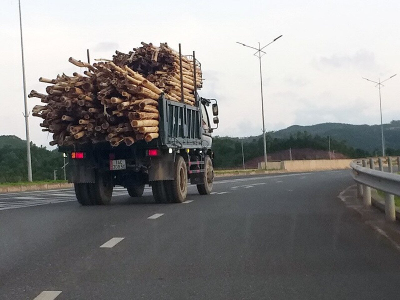 Các tuyến lên cao tốc Hạ Long - Vân Đồn cũng thường xuyên có xe chở gỗ quá tải hoạt động. Trao đổi về vấn đề này, lãnh đạo Văn phòng Ban ATGT tỉnh Quảng Ninh cho biết, hiện nay, trong các chỉ đạo của Ban ATGT tỉnh đều yêu cầu xử lý quyết liệt, triệt để tình trạng xe quá khổ, quá tải, xe chở hàng cồng kềnh... Tuy nhiên, trong kết quả báo cáo về công tác kiểm tra, xử lý, lực lượng chức năng các địa phương không thống kê riêng phương tiện chở gỗ, nên không rõ được kết quả cụ thể về xử lý loại xe này như thế nào.