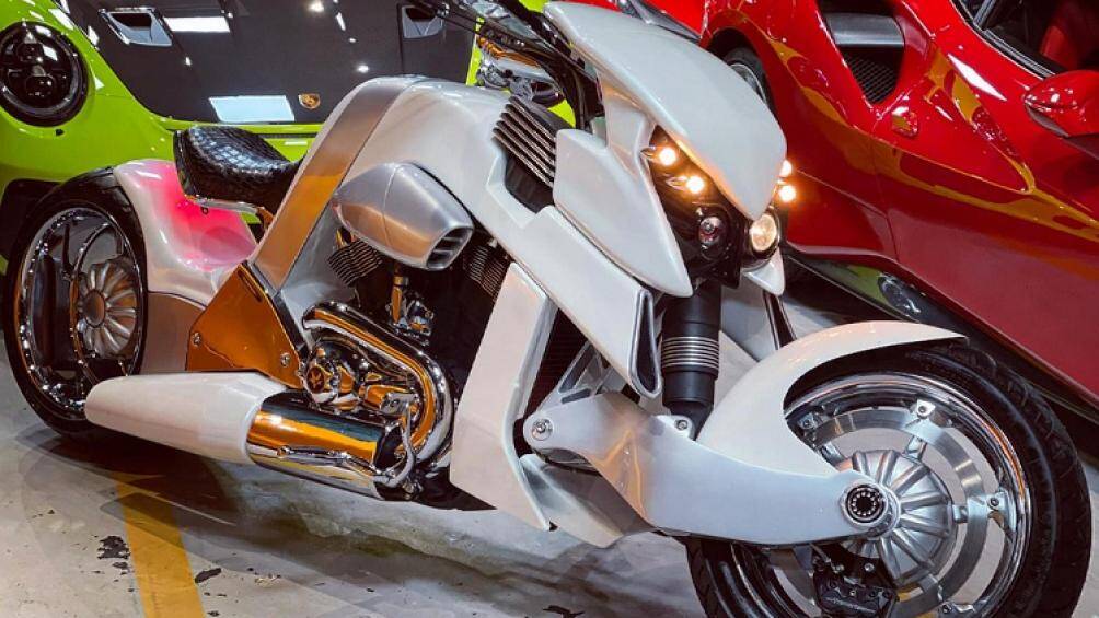 V-Rex Travertson gây ấn tượng mạnh nhất chính là bộ gắp trước của xe mang hình dáng đôi tay của những chú King Kong, phần yên ngồi là da cá sấu