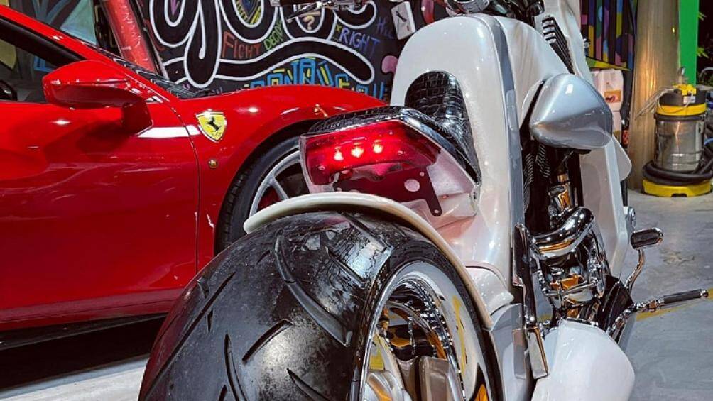 V-Rex Travertson dựa trên nền tảng của chiếc Harley-Davidson V-Rod nên sử dụng khối động cơ V-Twin 1.250 phân khối, sản sinh công suất tối đa 120 mã lực