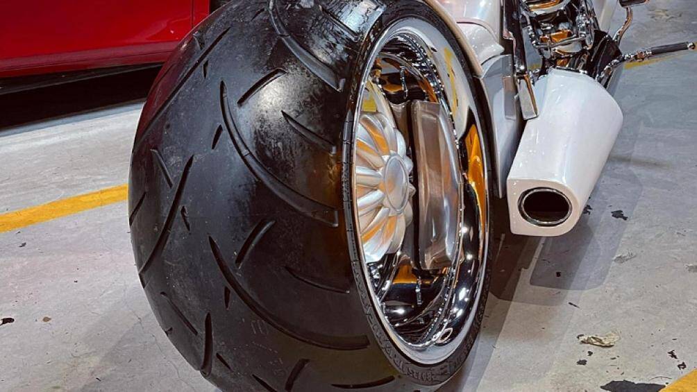 Bộ mâm sau trên chiếc xe V-Rex Travertson là nhôm nguyên khối với đường kính 18 inch và lốp của Metzeler Marathon