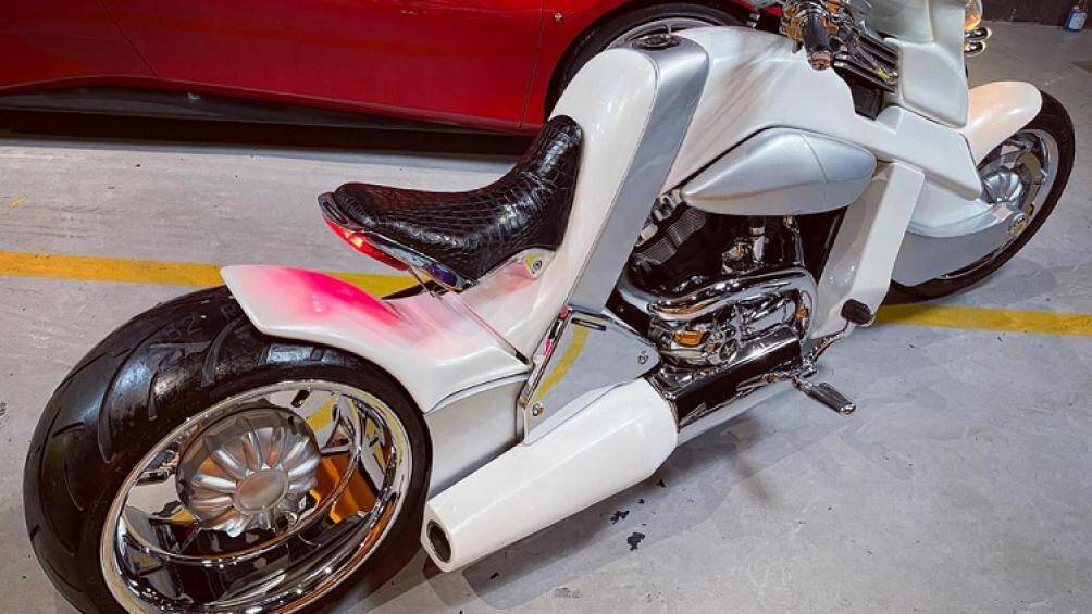 Hiện chưa rõ đây là chiếc xe mới được nhập từ nước ngoài về nước hay là mẫu V-Rex Travertson đã có mặt trong nước và được sơn lại màu trắng