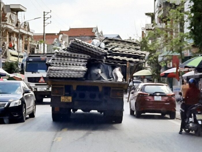 Một chiếc xe chở tôn bị xô lệch rất nguy hiểm chạy nghênh ngang ở huyện đảo Vân Đồn.