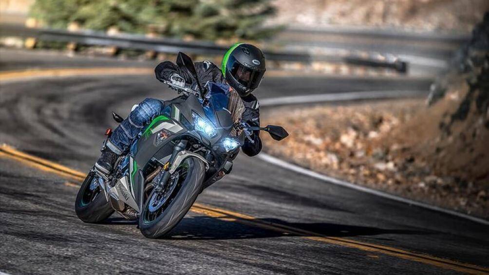 Ngoài ra, xe cũng được trang bị vành hợp kim 17 inch, lốp Dunlop Sportmax Roadsport 2...