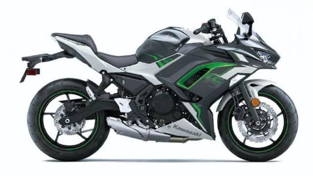 Đây là sự kết hợp của màu trắng ngọc trai với các dải đen của carbon và xanh lá đặc trưng của hãng xe Nhật Bản này