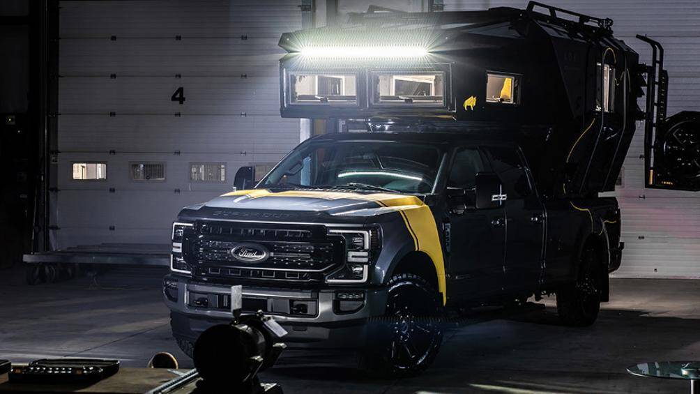 Các tấm pin mặt trời gắn trên mái nhà của Loki Basecamp Falcon Series 2022 có khả năng cung cấp năng lượng lên tới 360W