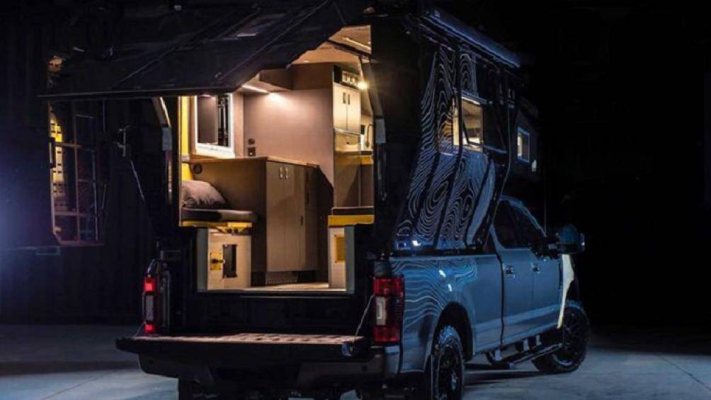 Ngoài ra, cửa sau cũng đóng vai trò như một mái hiên khi mở ra. Ở trên cùng, Falcon Series được trang bị một giá chở đồ cỡ lớn